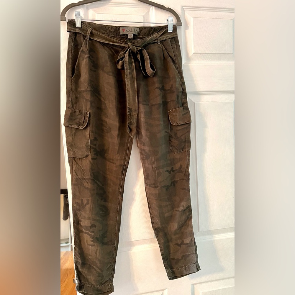 Guess Women’s Camouflage Cargo pants Size 4